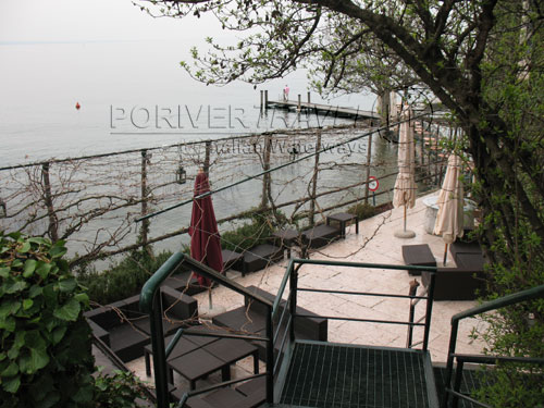 Ristorante con parco sul lago